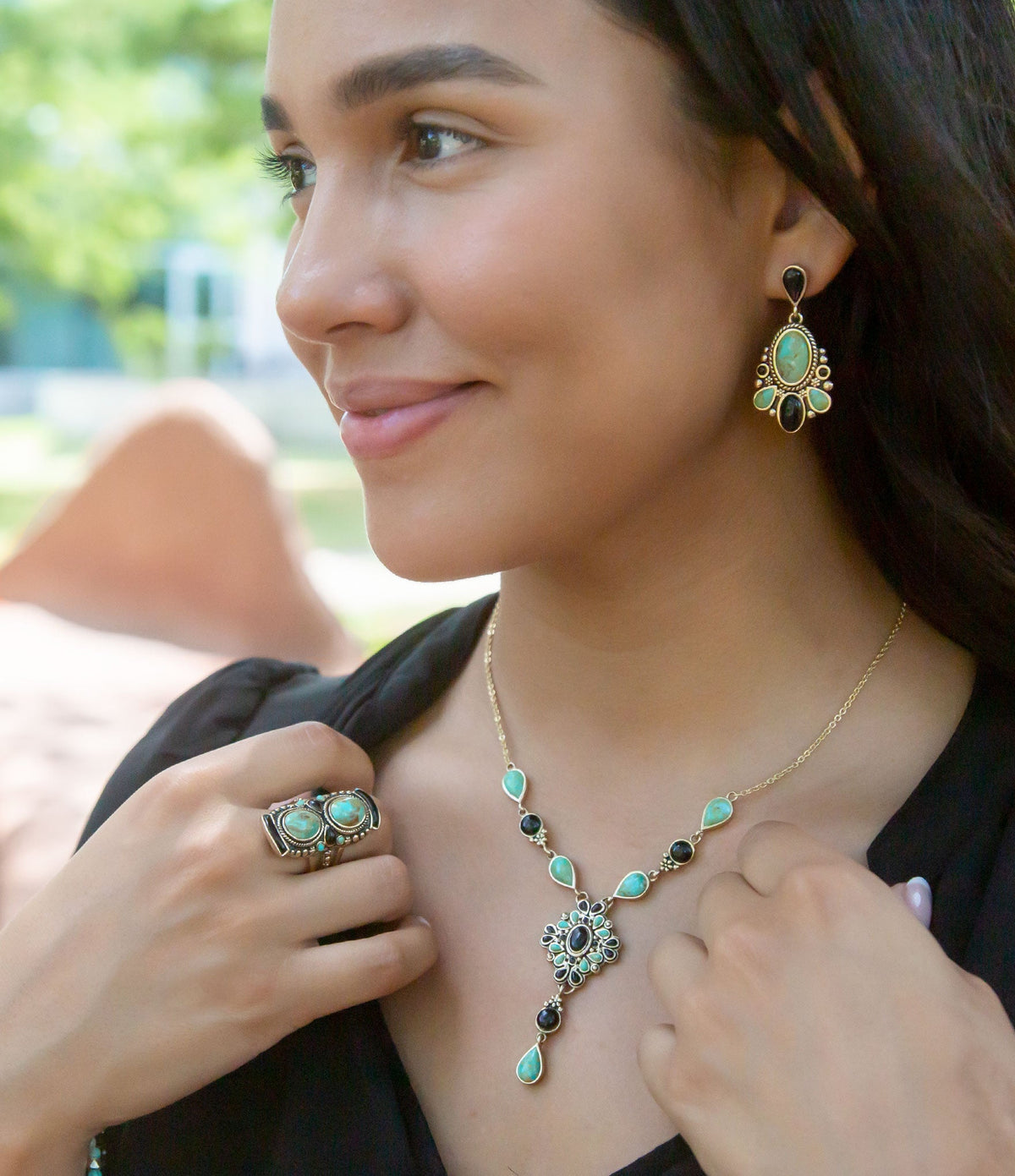 Pendientes largos dorados con turquesa azul Barcelona y ónix negro