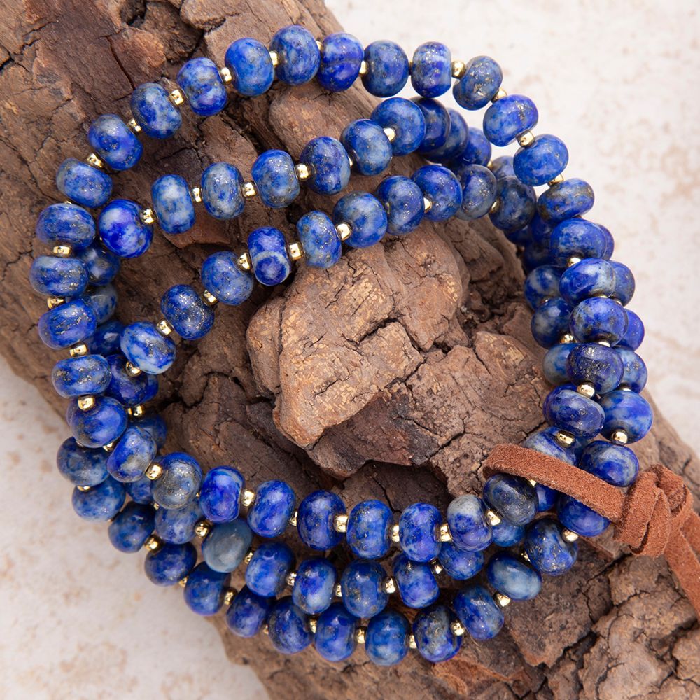Juego de pulseras doradas de triple hebra con lapislázuli azul