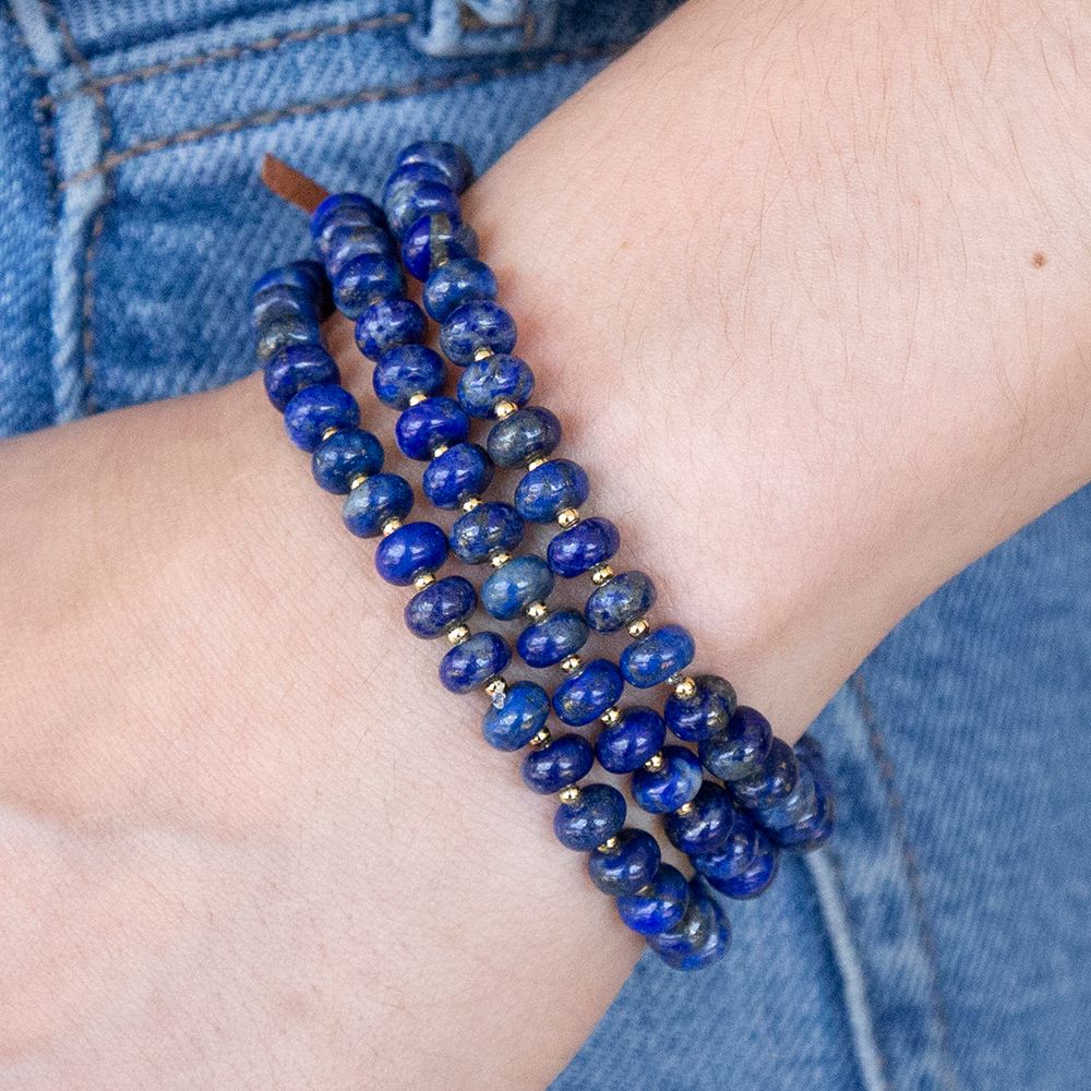 Juego de pulseras doradas de triple hebra con lapislázuli azul