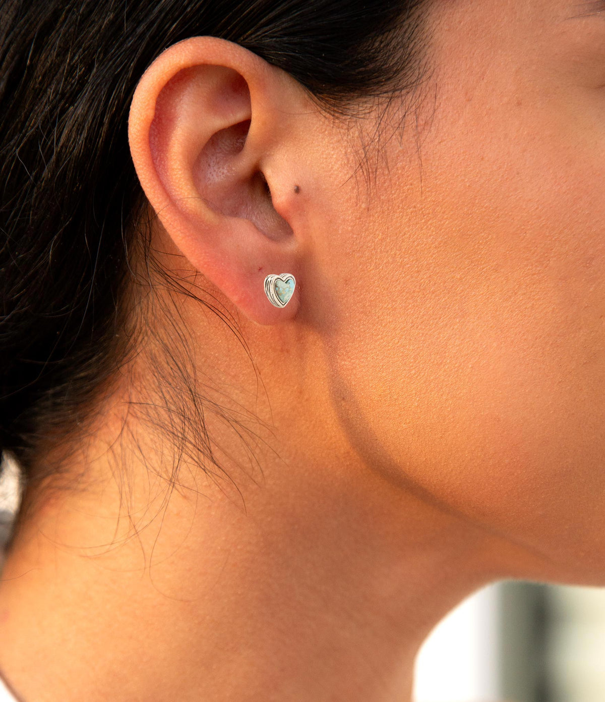 Pendientes de tuerca dorados con forma de corazón azul turquesa