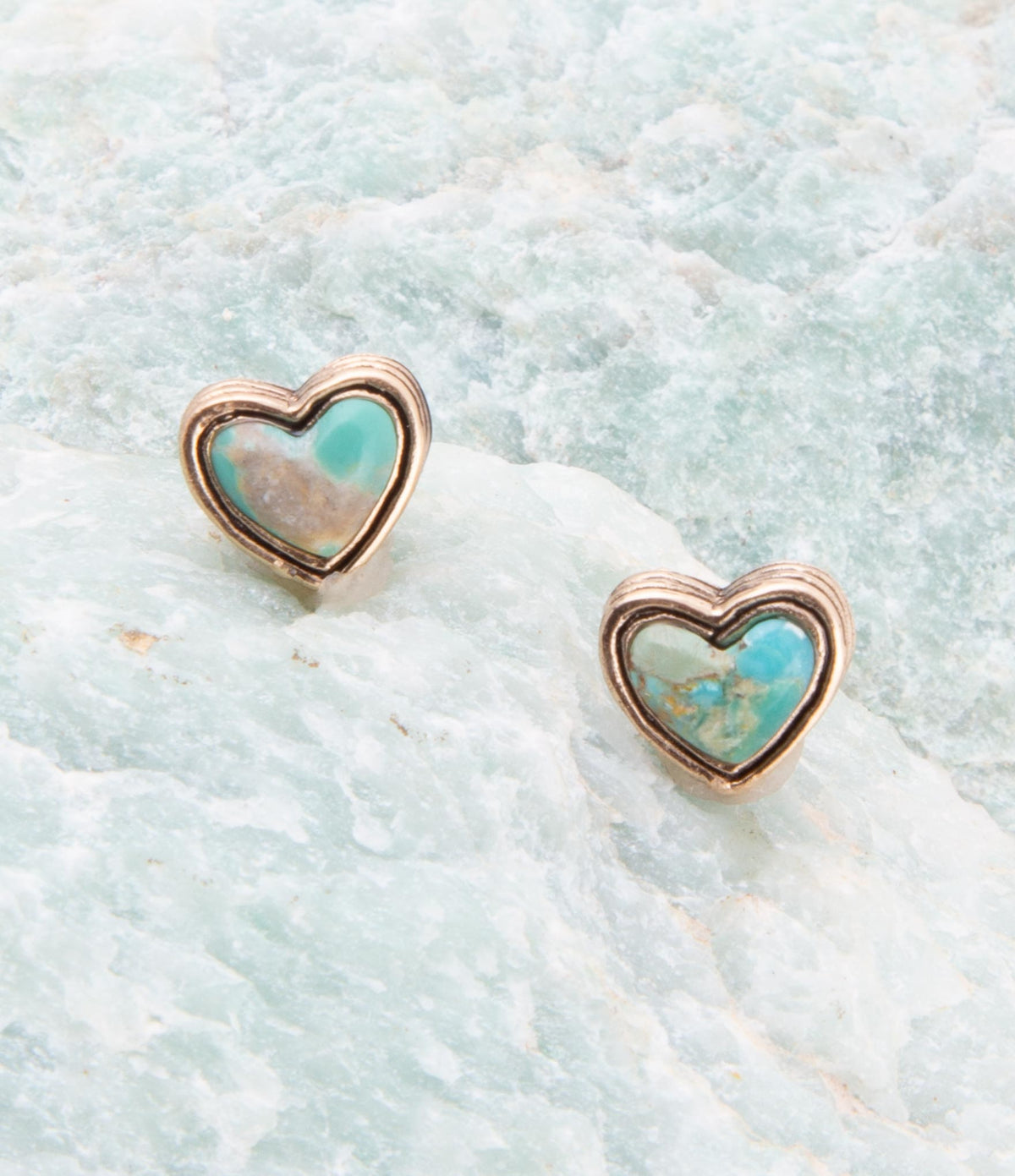 Pendientes de tuerca dorados con forma de corazón azul turquesa