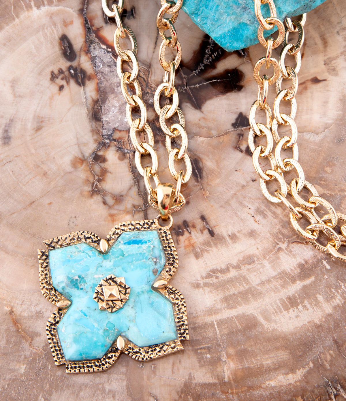 Collar de oro con colgante de cruz de Malta en turquesa azul