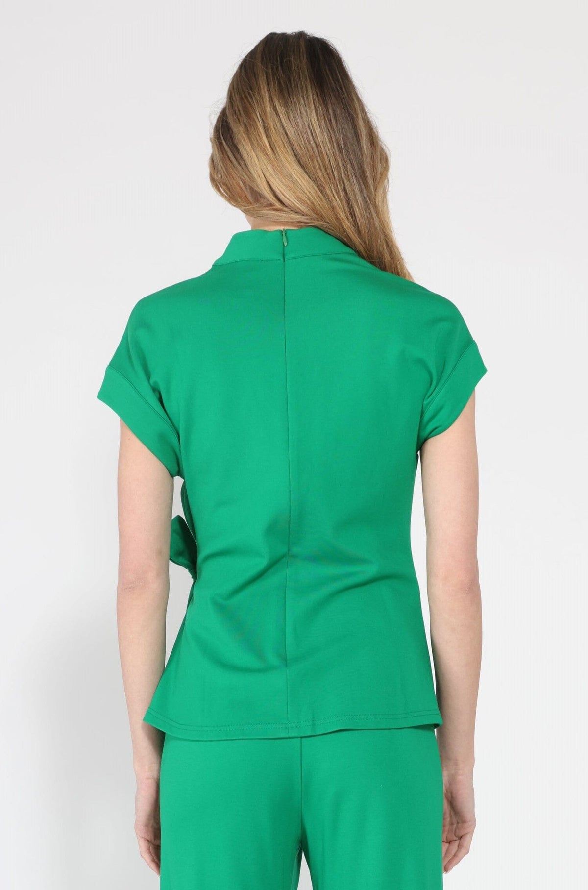 Blusa Gracia Fashion para mujer de cuello alto con detalle de lazo y manga corta en color liso