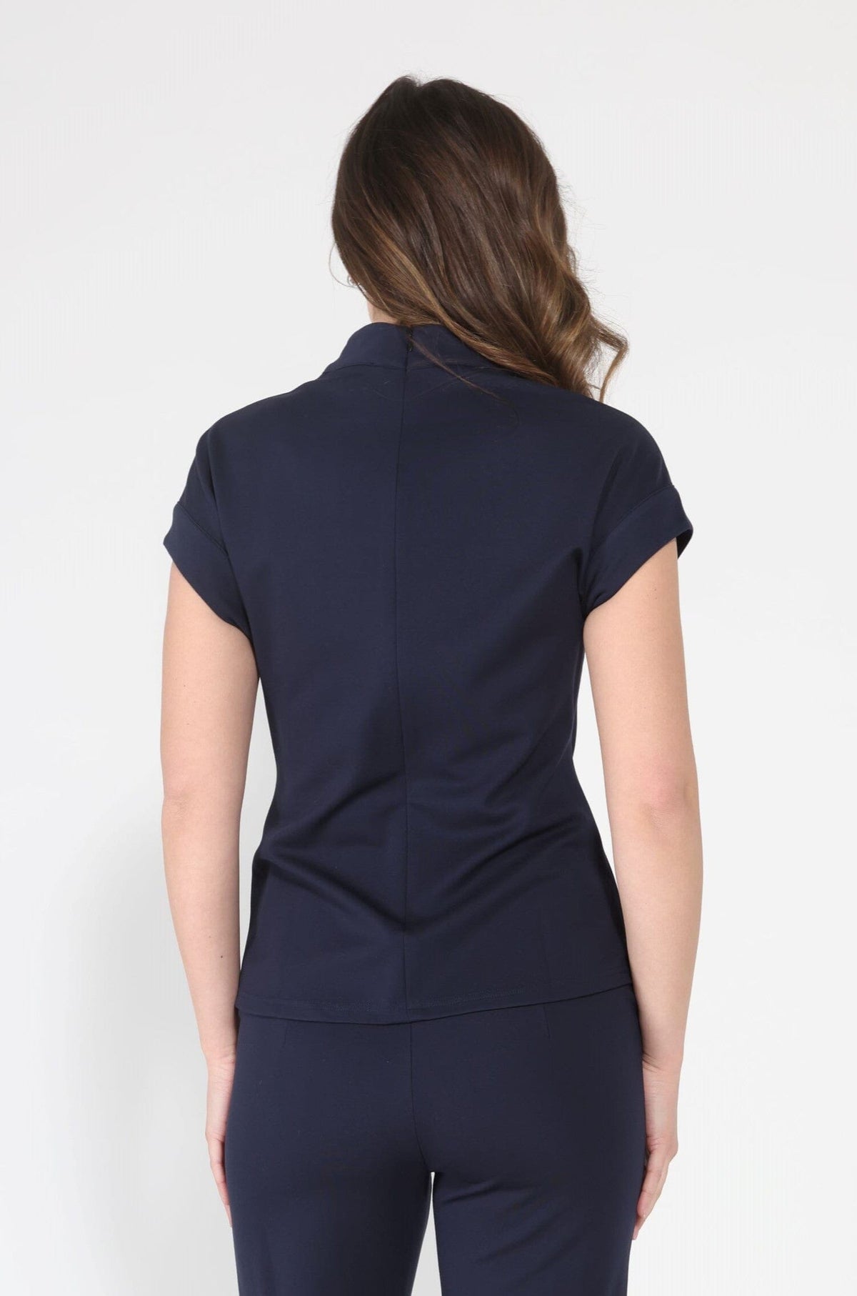 Blusa Gracia Fashion para mujer de cuello alto con detalle de lazo y manga corta en color liso