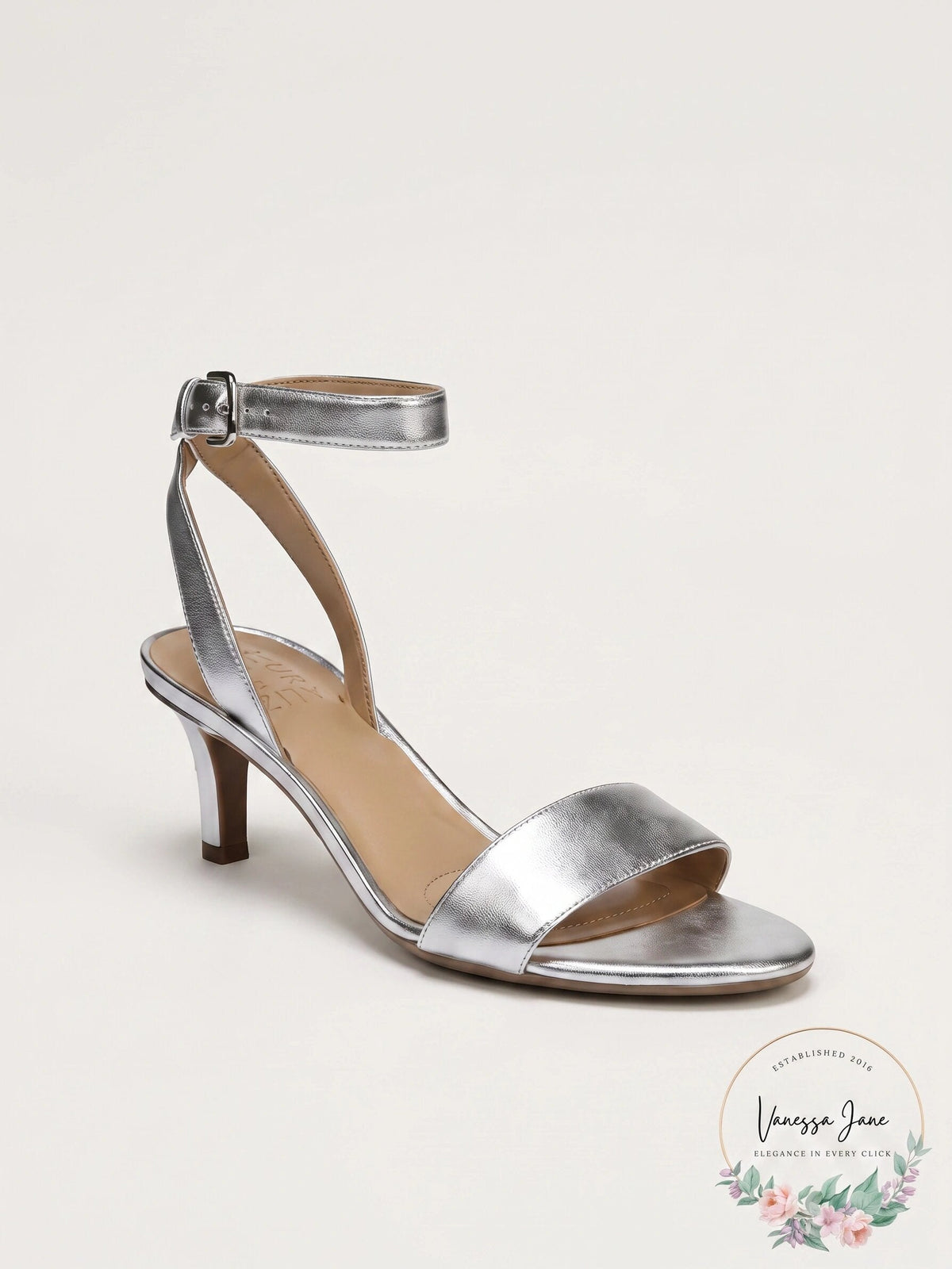 Sandalias de tacón con tira al tobillo para mujer de Naturalizer, piel plateada suave, talla 7