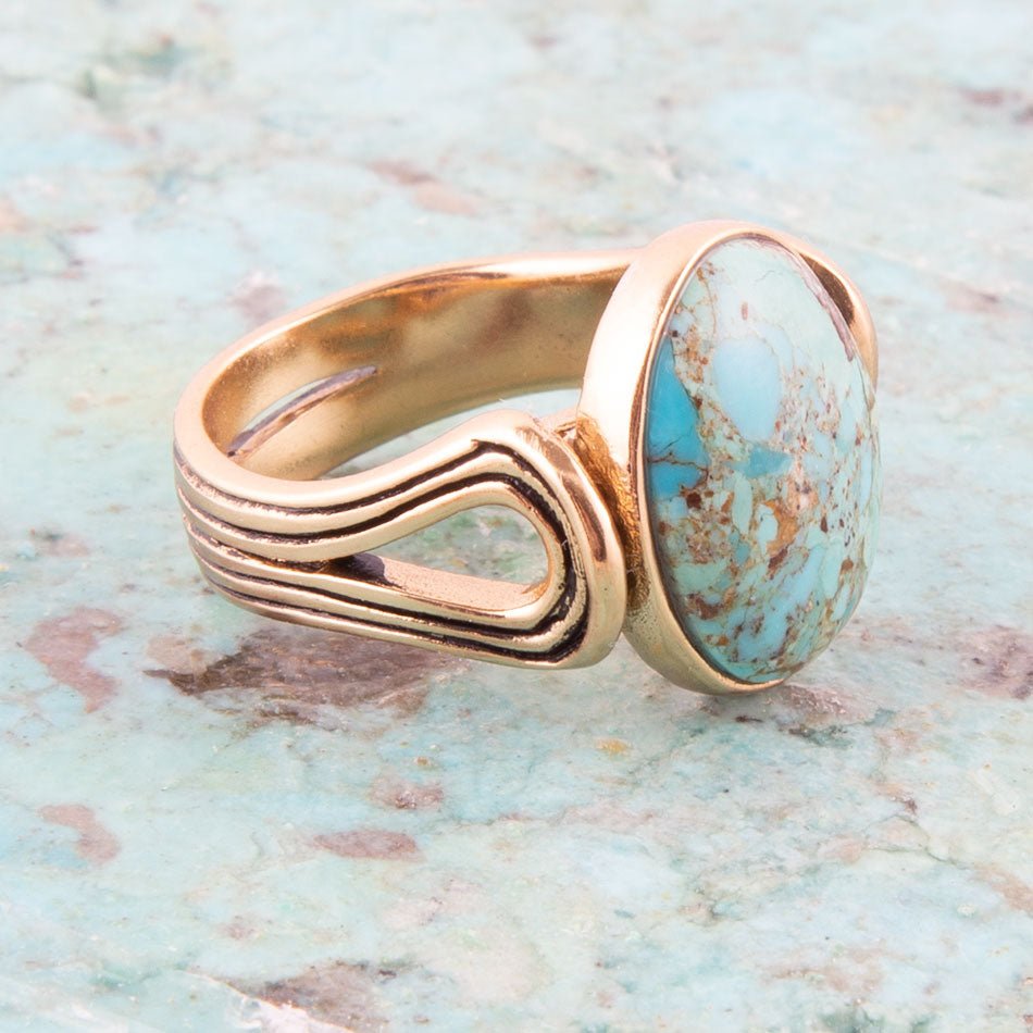 Anillo ovalado de turquesa azul Nova y dorado