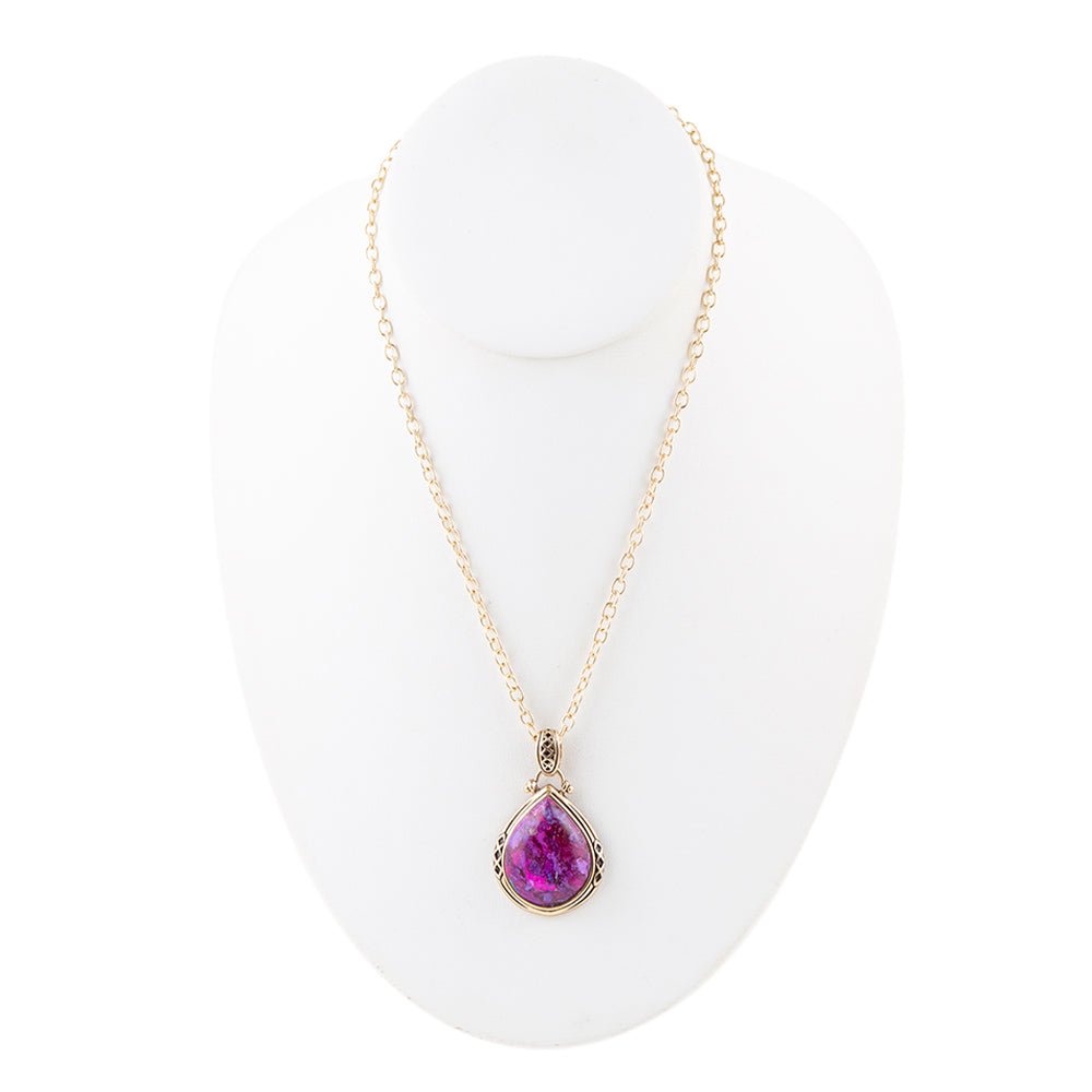 Collar con colgante dorado en forma de lágrima de turquesa morada