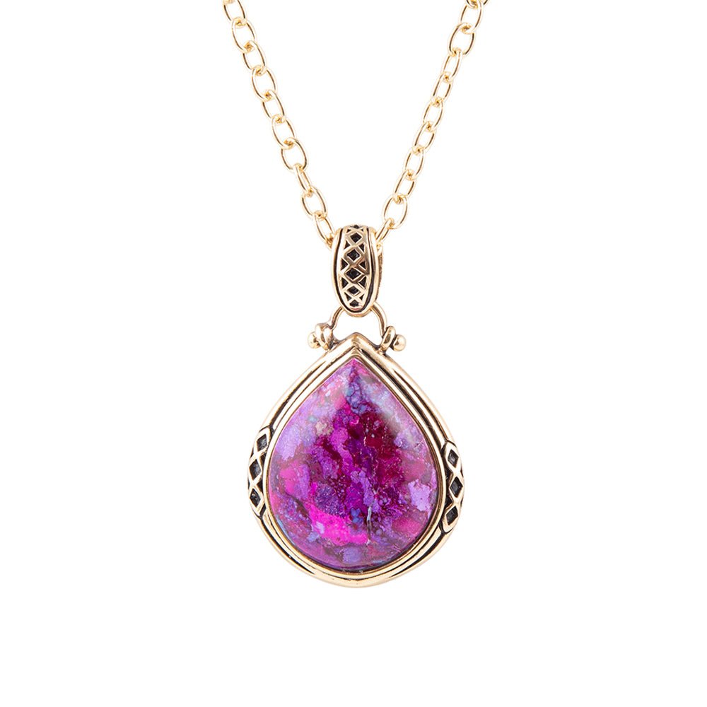 Collar con colgante dorado en forma de lágrima de turquesa morada