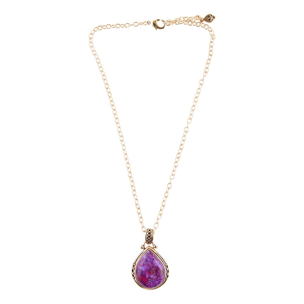 Collar con colgante dorado en forma de lágrima de turquesa morada
