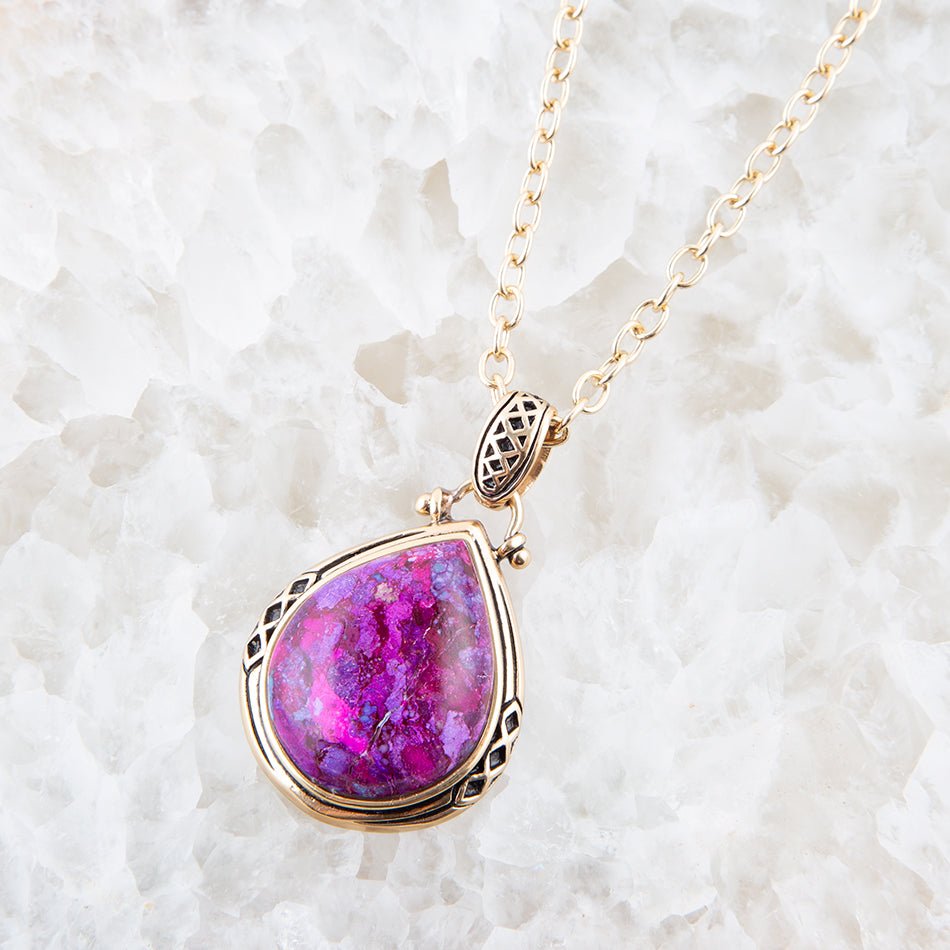 Collar con colgante dorado en forma de lágrima de turquesa morada