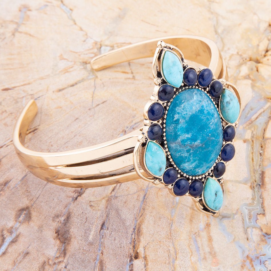 Pulseras de puño doradas con una mezcla de piedras de apatita azul real
