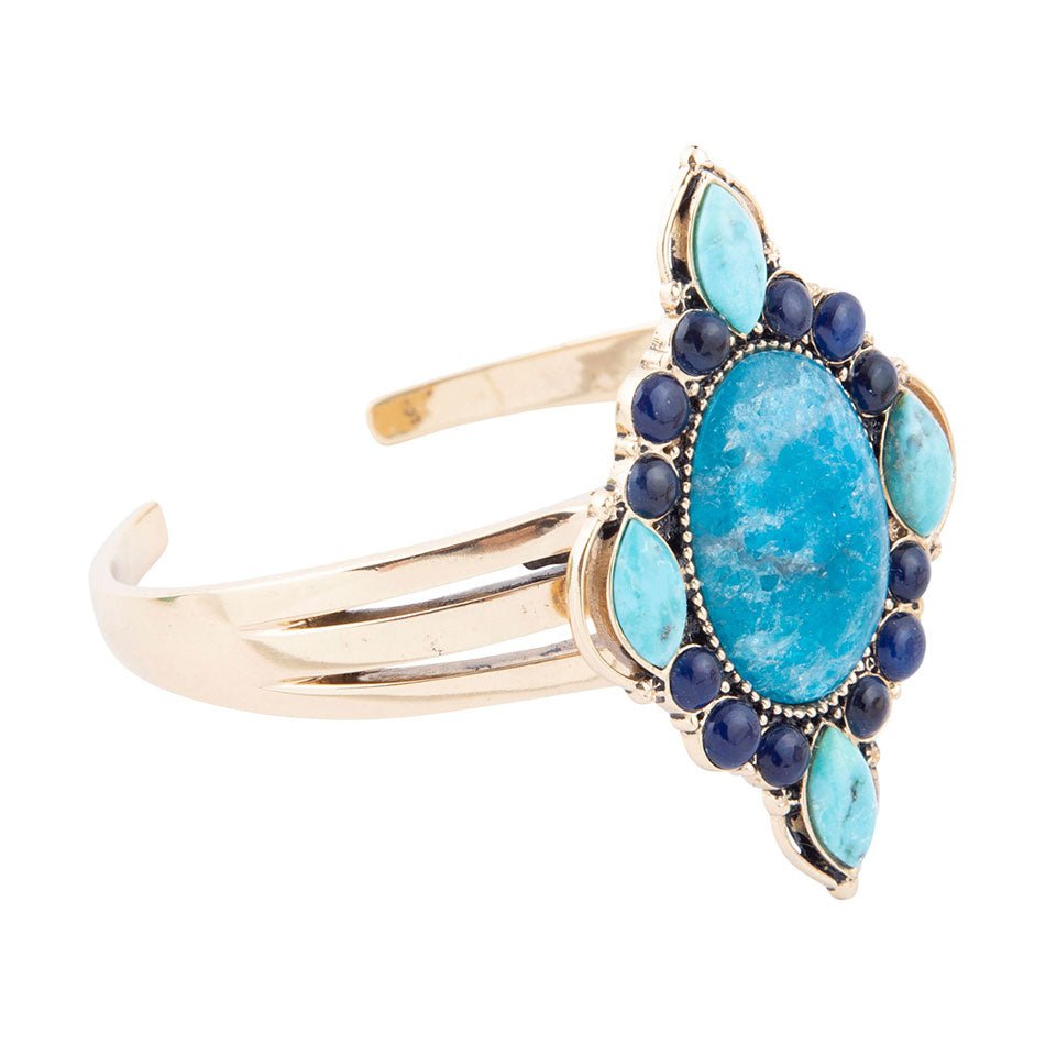 Pulseras de puño doradas con una mezcla de piedras de apatita azul real