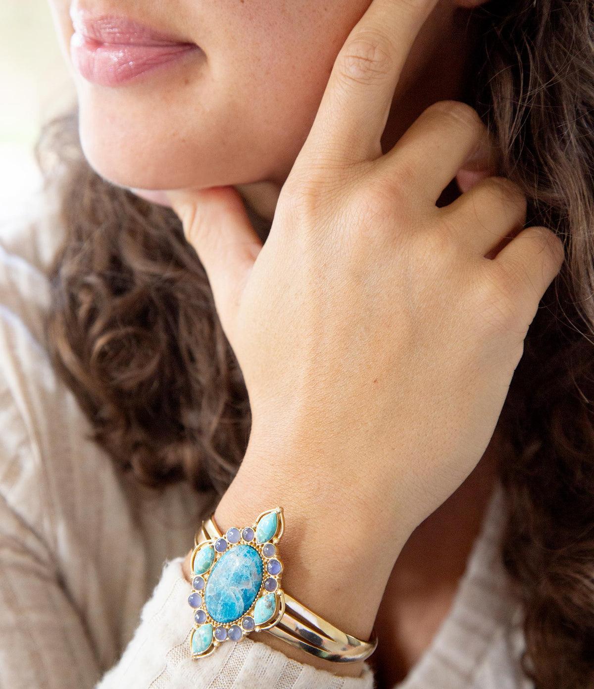 Pulseras de puño doradas con una mezcla de piedras de apatita azul real
