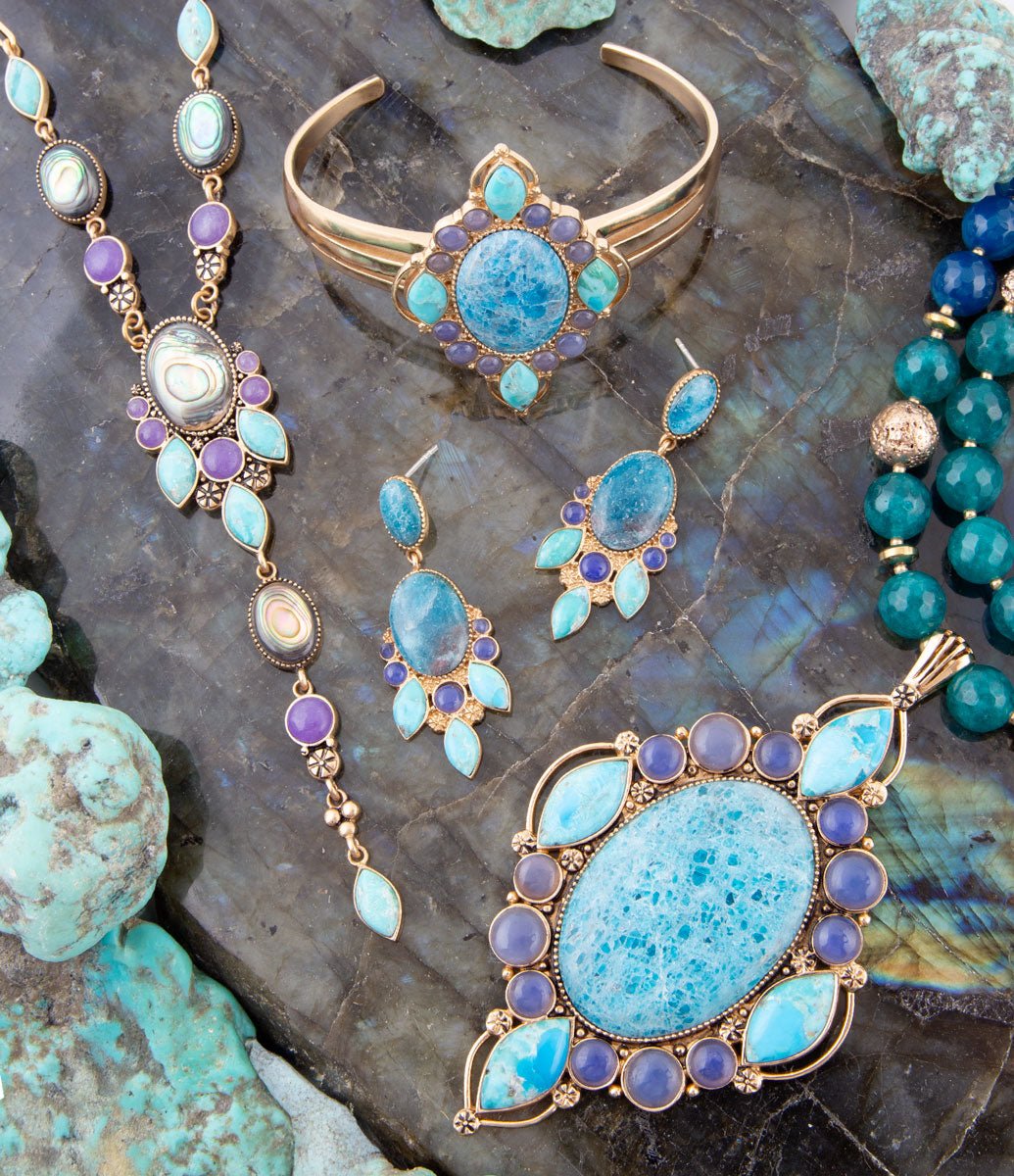 Pulseras de puño doradas con una mezcla de piedras de apatita azul real