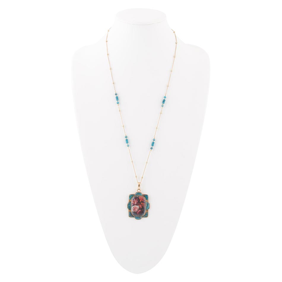 Collar con colgante dorado de apatita azul y motivos florales rojos escénicos