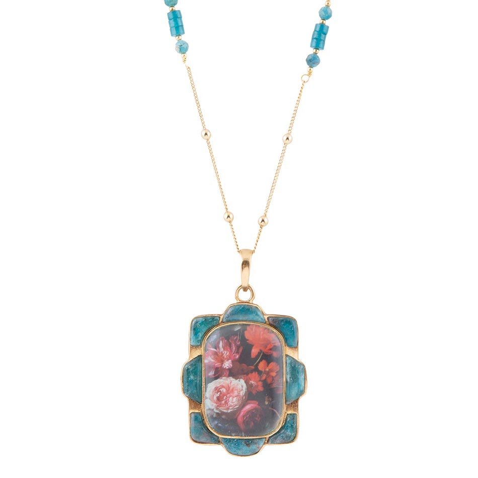 Collar con colgante dorado de apatita azul y motivos florales rojos escénicos