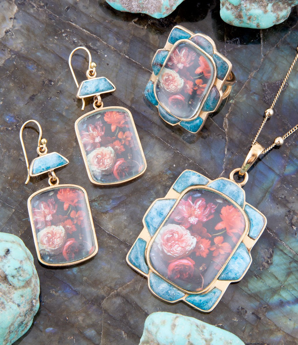 Collar con colgante dorado de apatita azul y motivos florales rojos escénicos