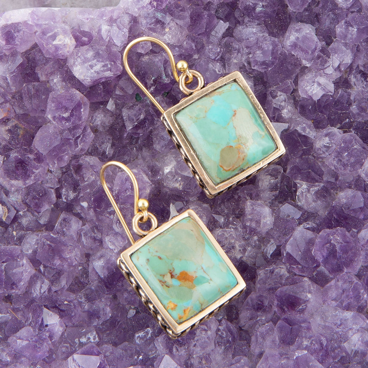 Pendientes de gota cuadrados de turquesa azul con baño de oro