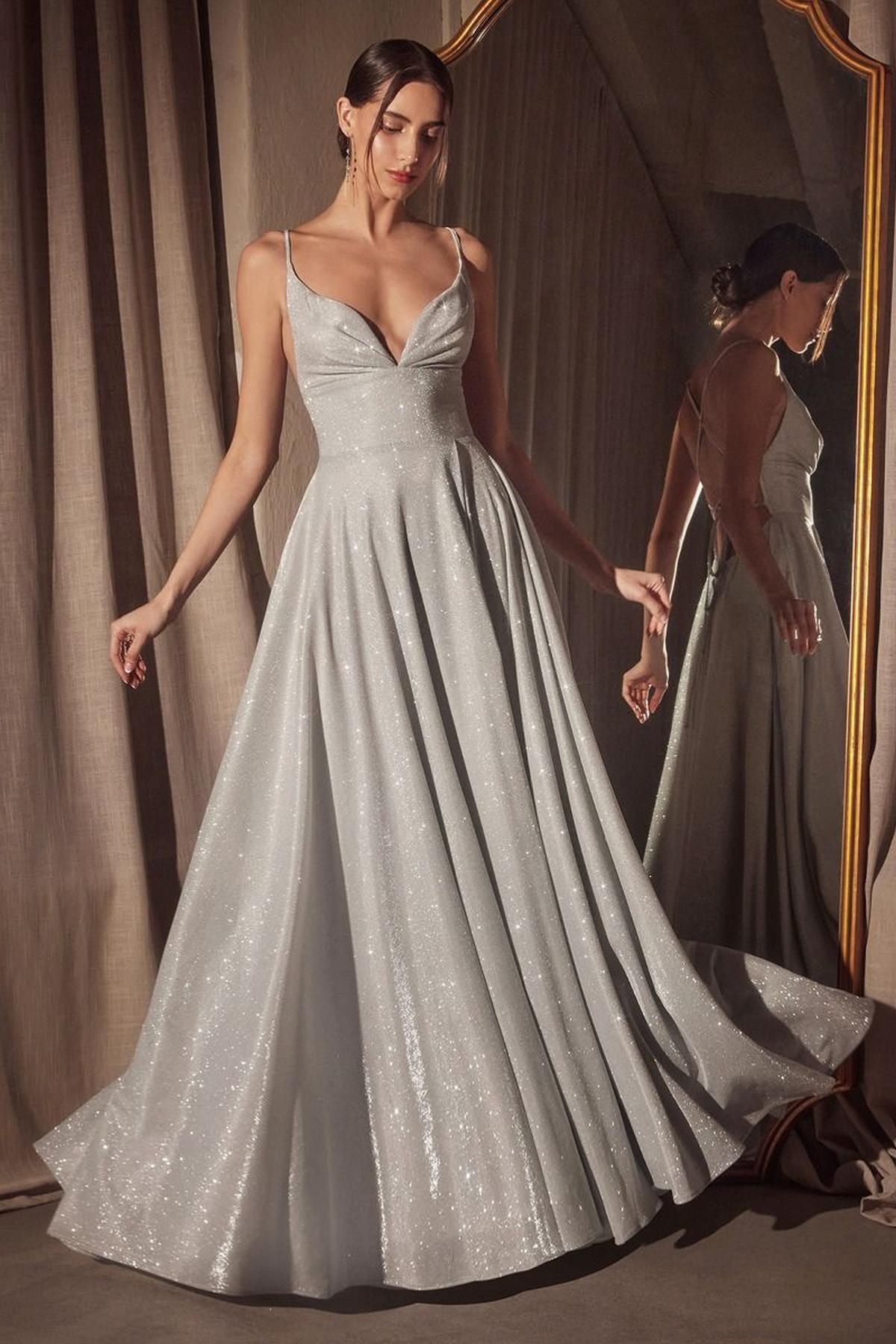 Vestido largo brillante de corte A sin mangas con tirantes finos Ladivine Amoris T214