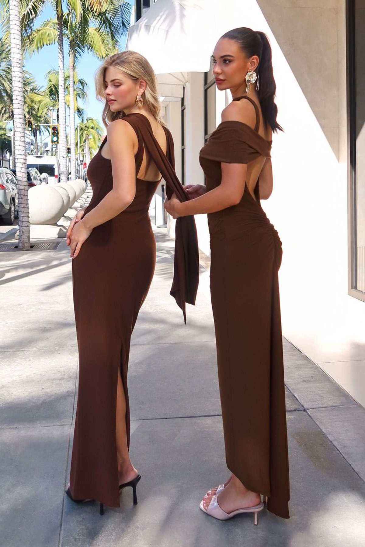 Vestido elástico ajustado Astee T503 con cuello halter y hombros descubiertos
