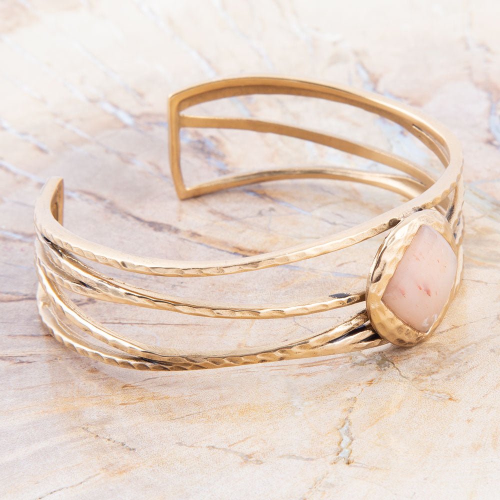 Pulsera de puño de piedra luna melocotón y oro Terra