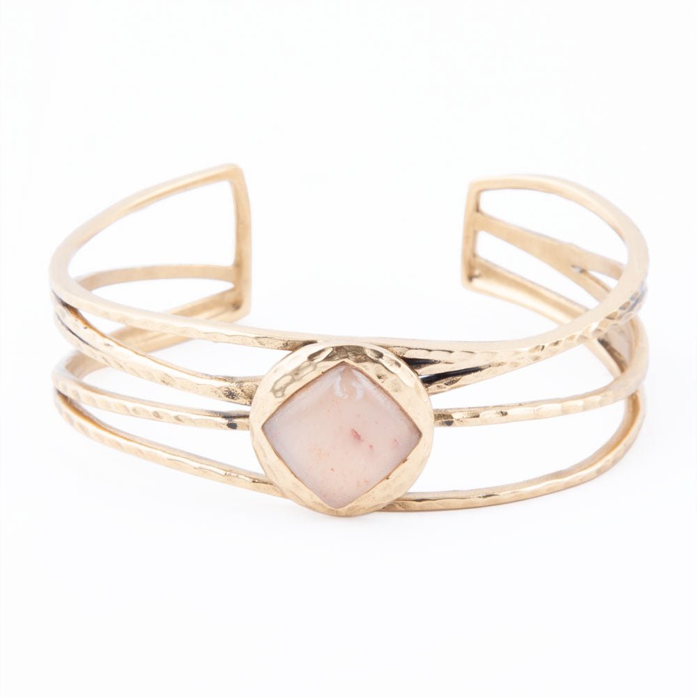 Pulsera de puño de piedra luna melocotón y oro Terra
